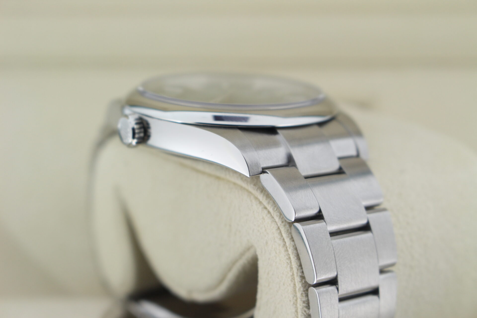 Rolex Oyster Perpetual 41 Green 124300 shoulder