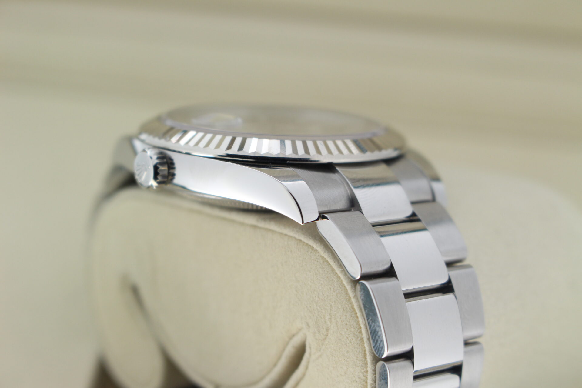 Rolex Datejust 41 Silver 126334 shoulder
