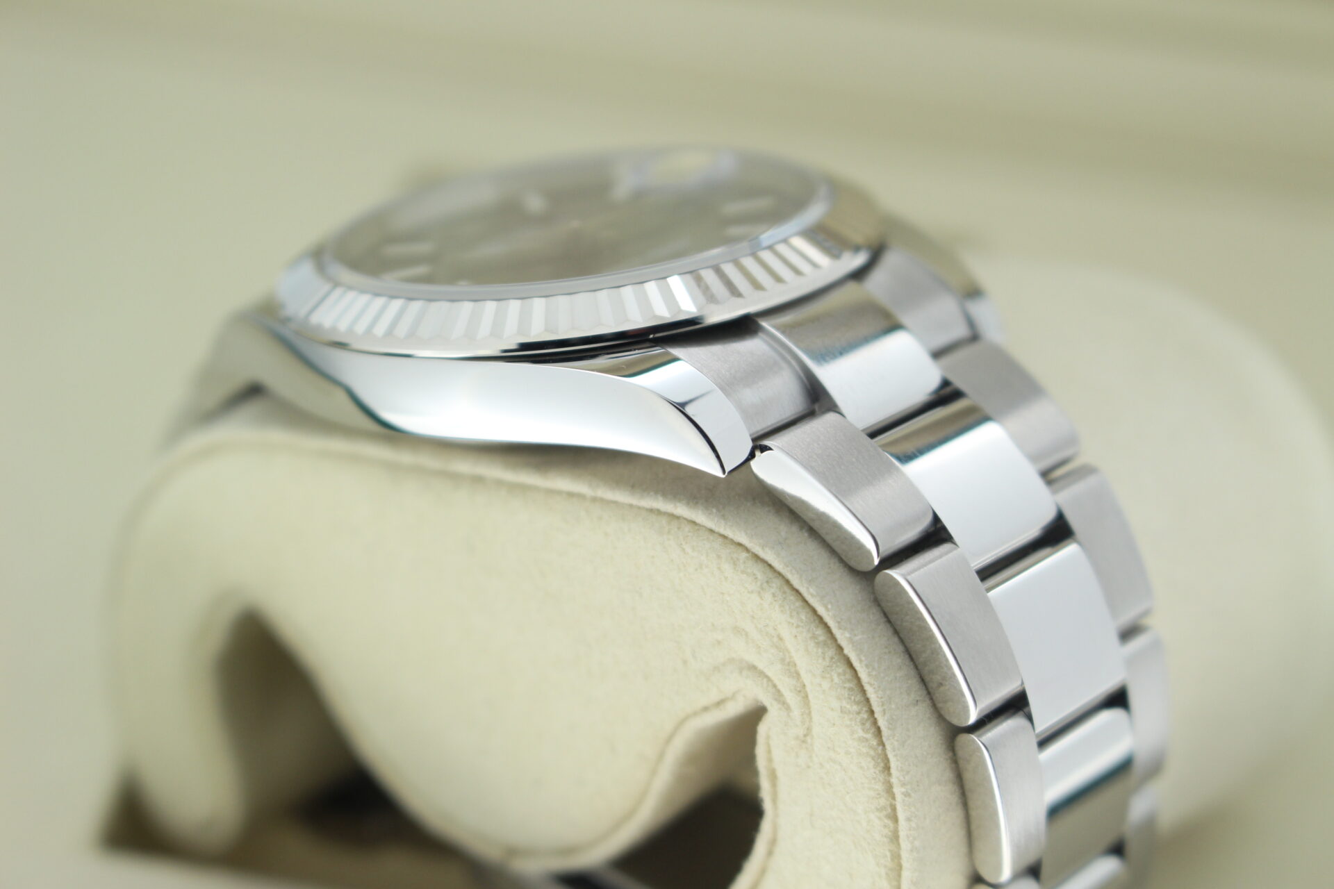 Rolex Datejust 41 Slate Grey 126334 shoulder