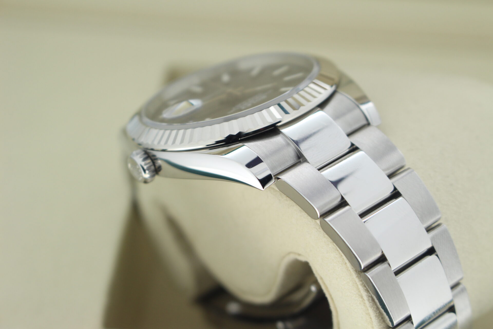 Rolex Datejust 41 Slate Grey 126334 shoulder