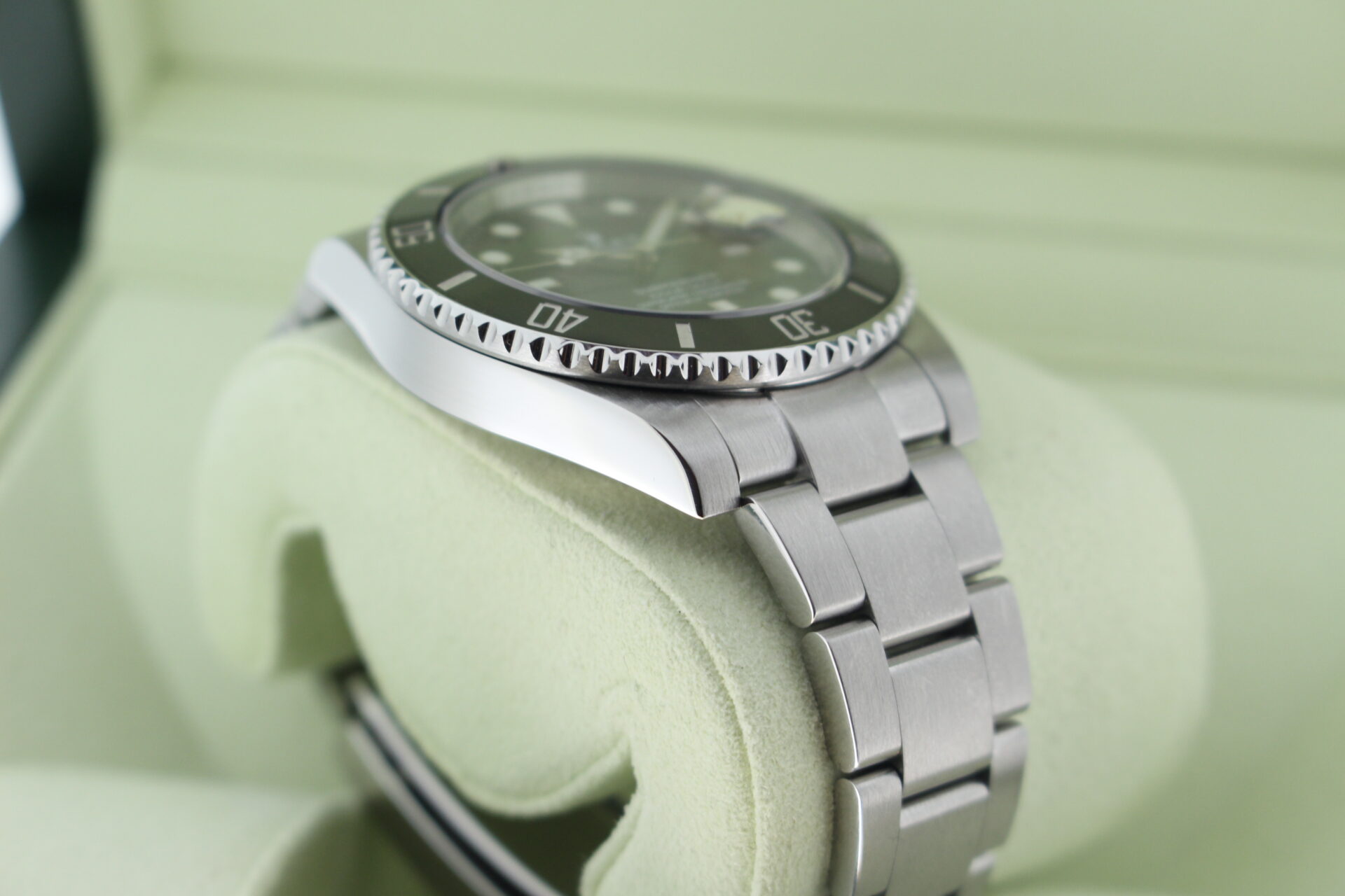 Rolex Submariner Date 40mm 116610LN shoulder