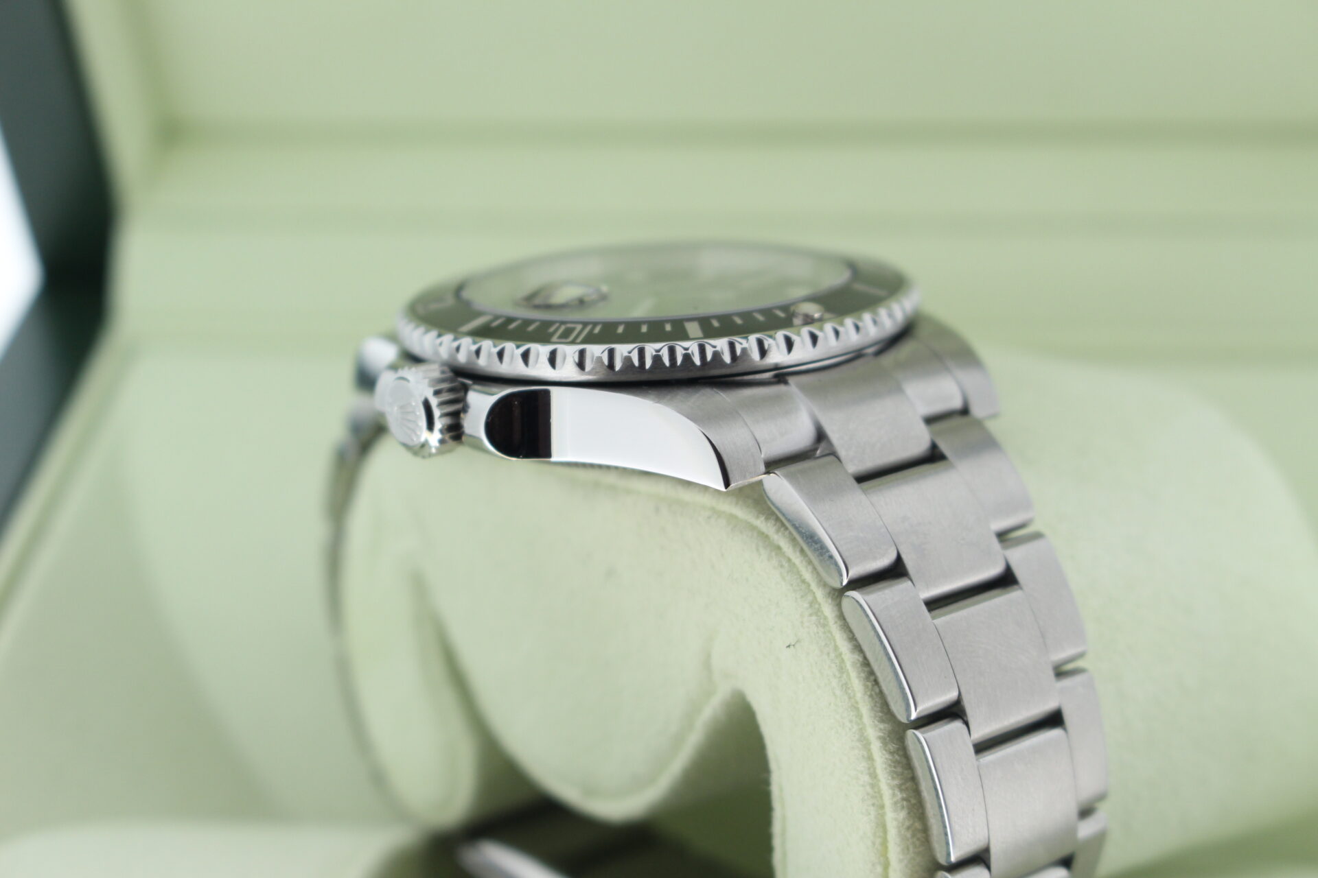 Rolex Submariner Date 40mm 116610LN shoulder
