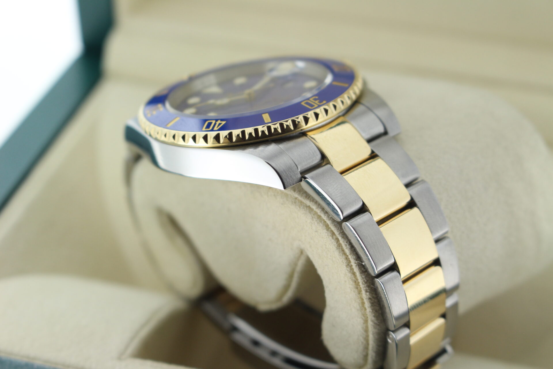 Rolex Submariner Bluesy 40mm 116613LB shoulder