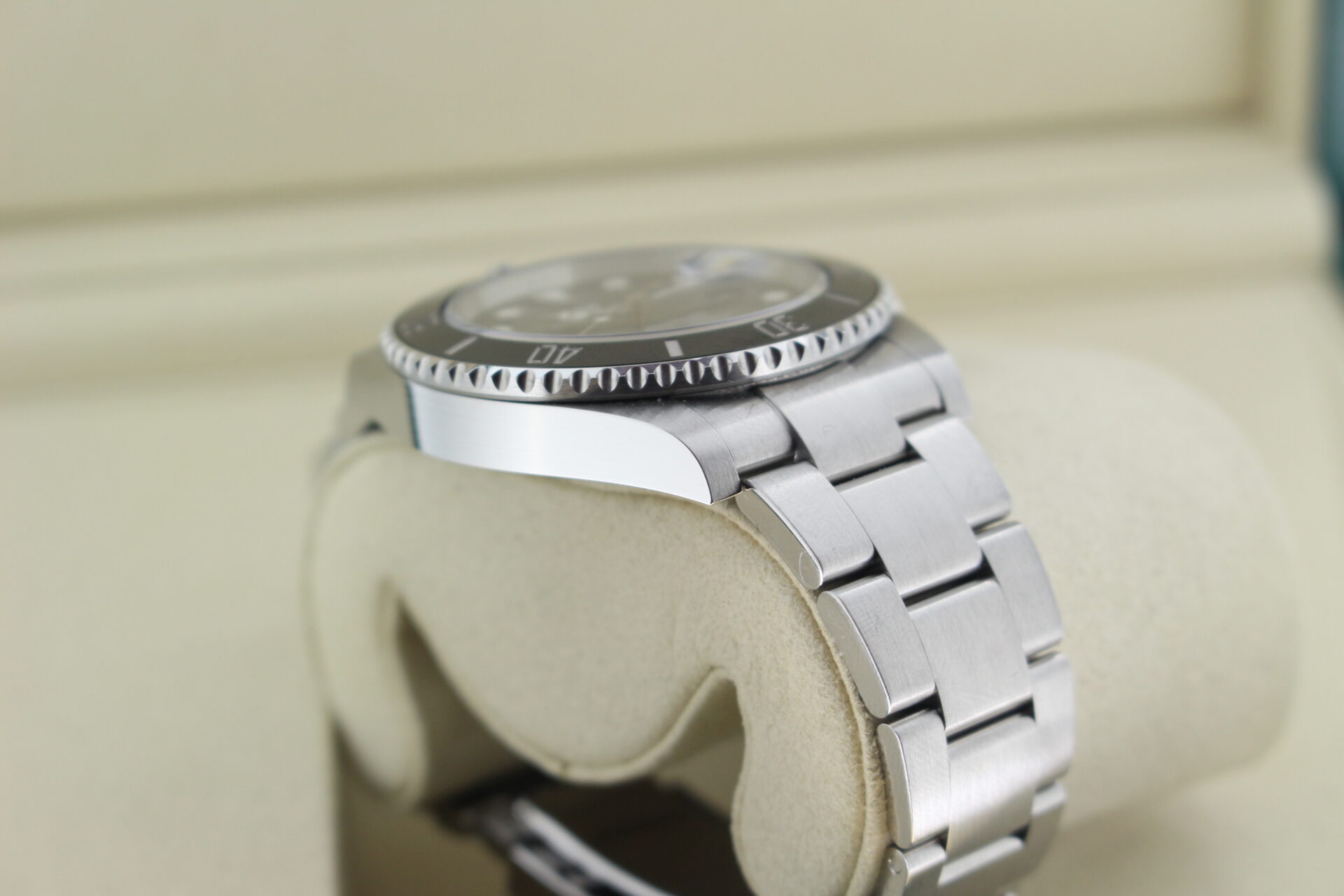 Rolex Submariner Date 41mm 126610LN shoulder
