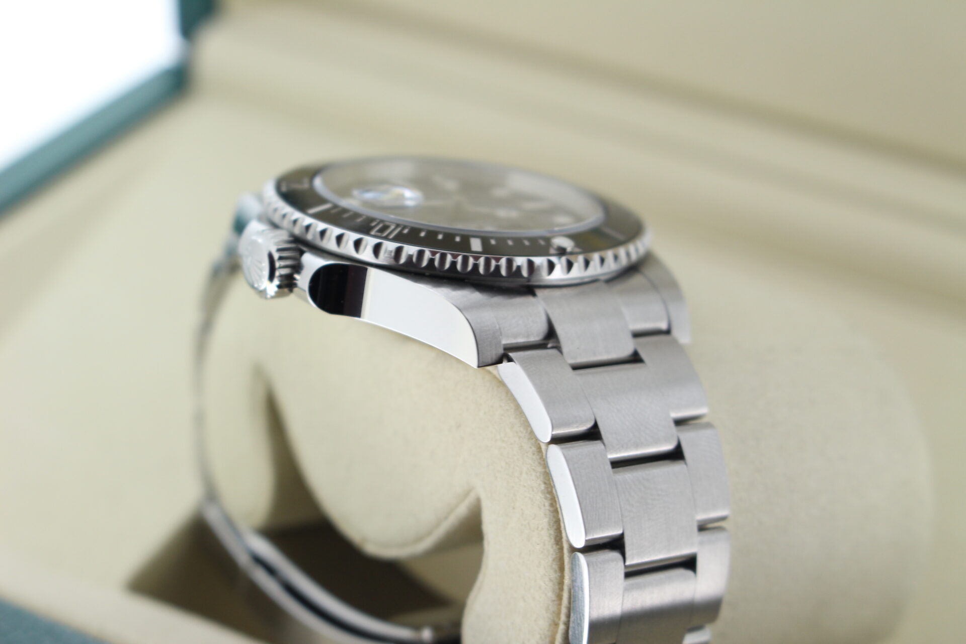 Rolex Submariner Date 41mm 126610LN shoulder