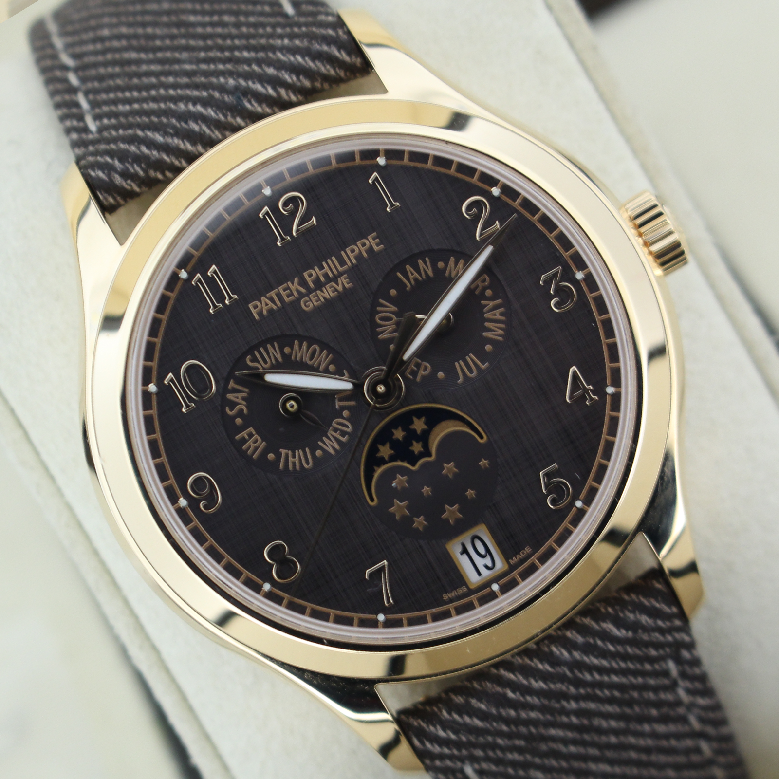 Patek Philippe Complications 4946R-001